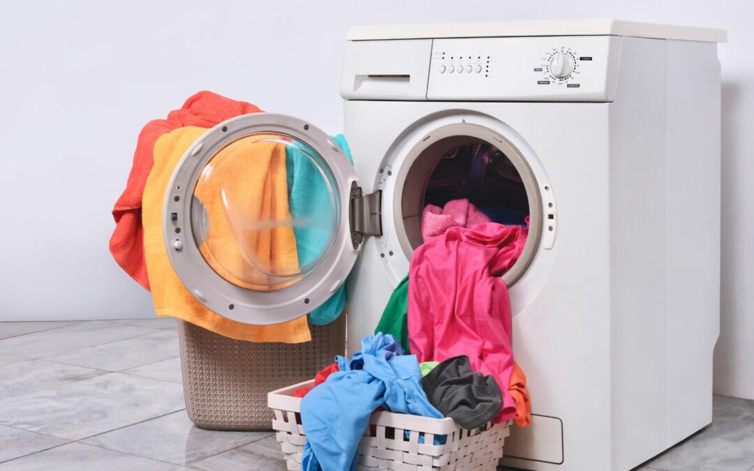 Separar roupa por cor para lavar