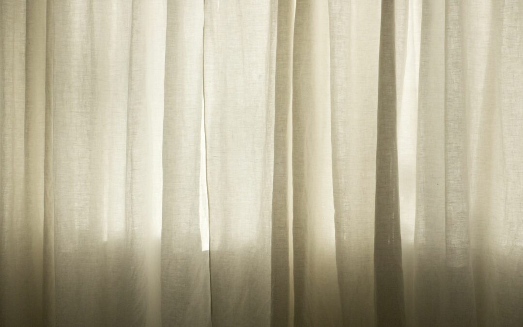 Como lavar cortina de trilho suíço?